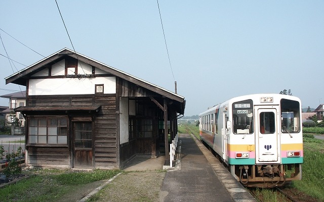 フラワー長井線の西大塚駅。同駅を含む赤湯～長井間で運転を見合わせていたが、7月20日から通常運転に戻る。