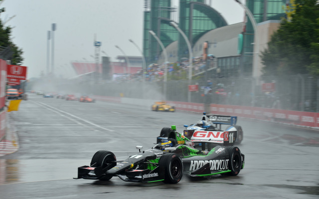 第13戦ポールポジションの#11 ブルデーを先頭にした隊列走行。写真：INDYCAR