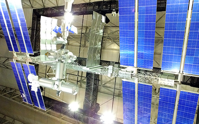 ブルーの太陽電池パドルが目を引く国際宇宙ステーションの1/10モデル