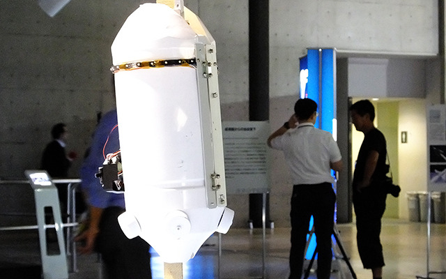 ビルの高層階へ向かうように宇宙へ……