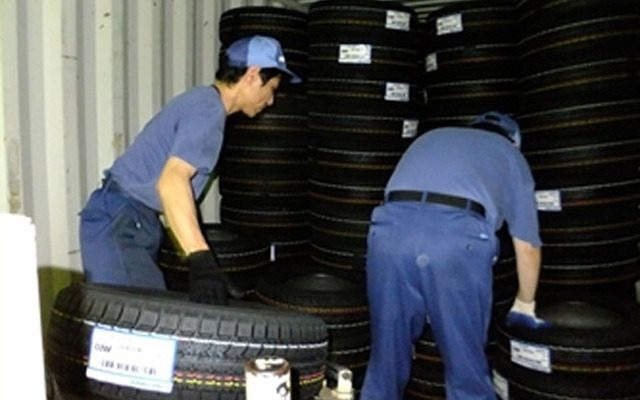ロシア市場向け自動車用タイヤの出荷風景