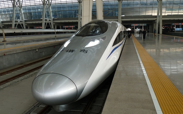 中国とインドは中国の習近平国家主席のインド訪問に先立ち、鉄道分野での協力を行う覚書に署名する。写真は中国の高速列車で運用されているCRH380AL形。