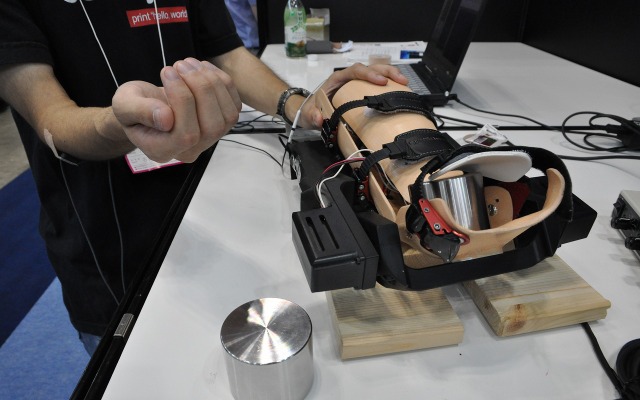 【テクノフロンティア14】腕の動きを再現するロボット…リハビリでの活用を目指す