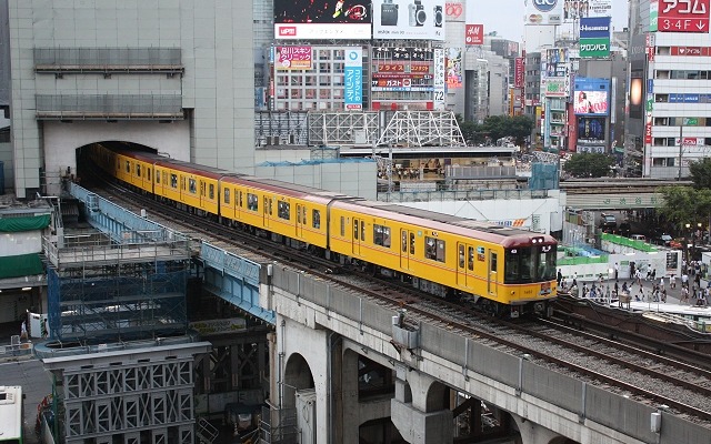 日本車両の2014年4～6月期連結決算は営業損益が1億2700万円の赤字に。写真の東京メトロ銀座線用電車などを製造したが、海外向けなどの減少で大幅な減収となった。
