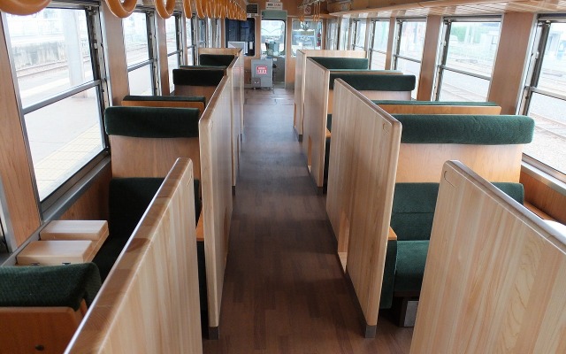 5000系5009＋5109号編成の「木質化」された車内。壁面や床面、座席などに木材を使用したほか、座席の通路側に仕切り壁を設けている。
