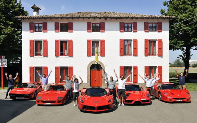 ラ・フェラーリとジョン・ハント氏。左から288GTO、F40、ラ・フェラーリ、エンツォ、F50
