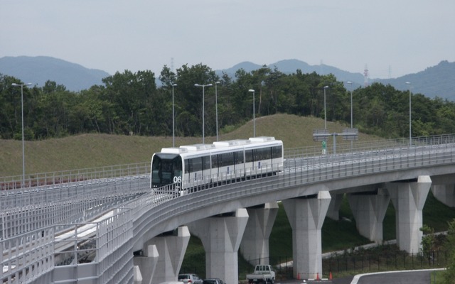 常電導磁気吸引式のリニアモーターカーを採用したリニモ。10月18日に車両基地見学ツアーが行われる。