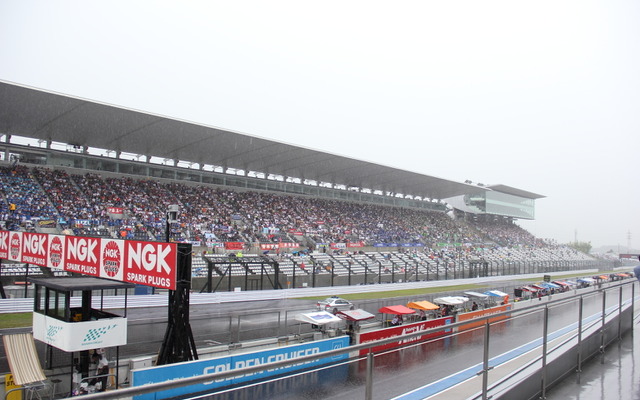 鈴鹿8耐久 2014 決勝レースは、突如降りだした雨によりスタート順延