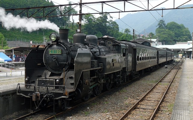 大井川鐵道の応援団体「おおいがわでまってる」は8月中の2日間、SL列車で乗車記念カードを配布する。写真は千頭駅で出発を待つ急行『SLかわね路』。