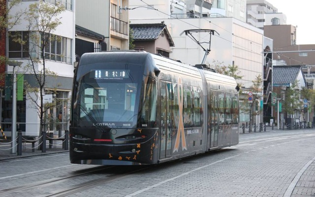 富山地鉄は8月1日の花火大会にあわせ、環状線の運転を当日14時以降、取りやめる。写真は環状線を走る9000形「セントラム」。