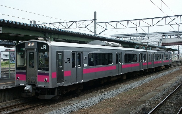 奥羽本線横手駅に停車中の701系2両編成。「大曲の花火」にあわせ運転される臨時普通列車は701系の2・4・6両編成が使われる。