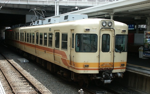 伊予鉄道は「松山港まつり三津浜花火大会」にあわせ増発する。写真は郊外電車。