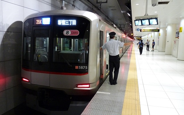 東急と横浜高速鉄道は「神奈川新聞花火大会」にあわせ臨時列車を運転する。写真は横浜高速鉄道みなとみらい線の元町・中華街駅。