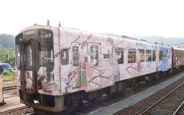 2013年から運転を開始した「花咲くいろは」2代目ラッピング車。8月から運転を開始する3代目ラッピング車は「花咲くいろは」を含むアニメ3作品によるコラボラッピング車となる。