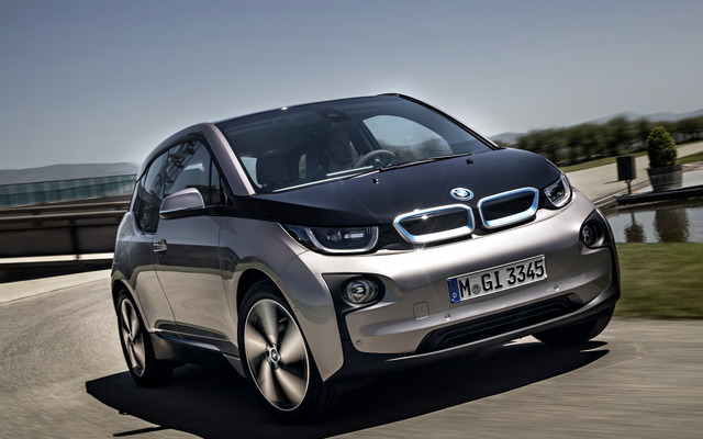 BMWジャパン、駐日ドイツ大使館にBMW i3を納入