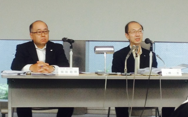 富士重工業の高橋充取締役専務執行役員（右）
