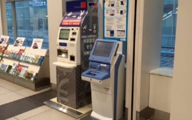 羽田空港国際線ターミナル駅の2階到着フロアに設置される、訪日客向け無料Wi-FiサービスのID自動発行機。京急TICの営業時間外でもID発行手続きができるようになる。