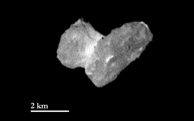 ロゼッタ探査機に搭載の望遠カメラ「OSIRIS」が撮影した彗星核の鮮明な画像