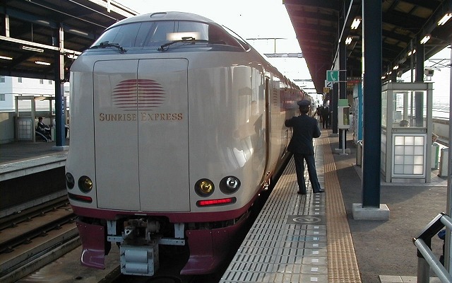 東京～高松間で運転されている寝台特急『サンライズ瀬戸』。9月から11月にかけて東京発の下り列車のみ高松～琴平間の延長運転を行う。