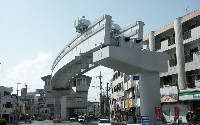 ゆいレールの現在の終点・首里駅の先にあるモノレール軌道の末端部。延伸ルートに向けて軌道がカーブを描いている。