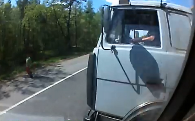 ロシアで起きたトラック同士の事故の瞬間映像