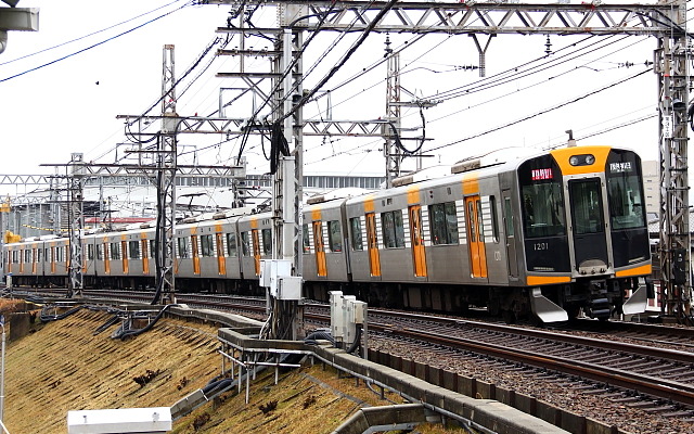 阪神電鉄など3社は関西～九州間の往復割引切符「弾丸フェリー」を発売する。フェリーのほか港にアクセスするための電車とバスの切符をセットにした。写真は阪神電鉄の電車。