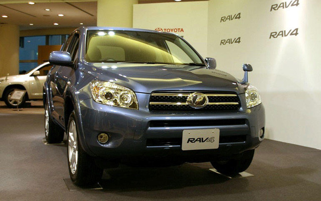 【トヨタ RAV4 新型発表】全カラー、全グレードを揃えた特別展示