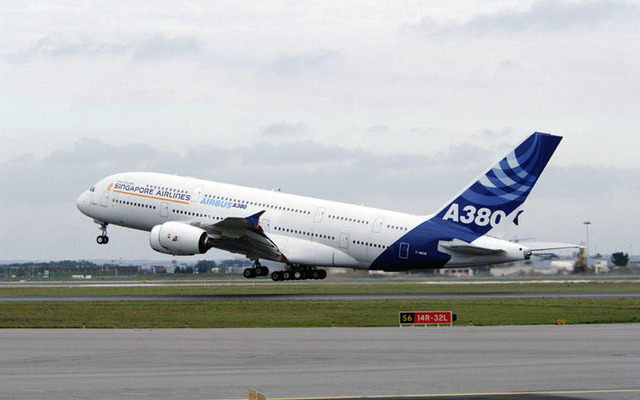 巨人機エアバス A380、世界デビュー