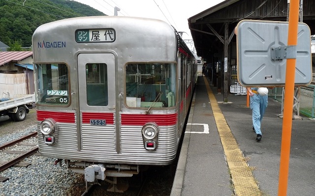 体験運転会に使われる長野電鉄の3500系。現在の東京メトロ日比谷線で運用されていた3000系を譲り受け、2両編成と3両編成に改造して導入された。