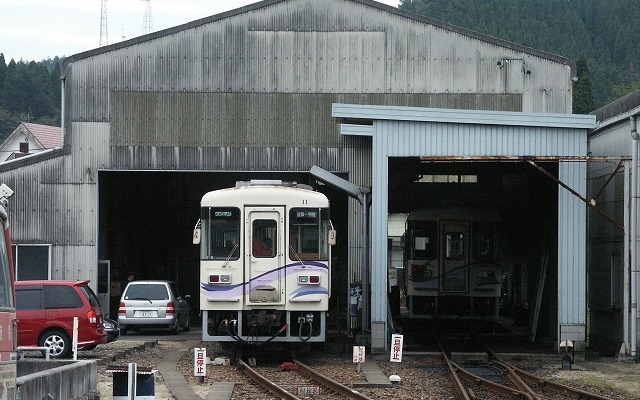 明知鉄道は明知線の開通80周年を記念して公式キャラクターを制定する。写真は明智駅の車庫。