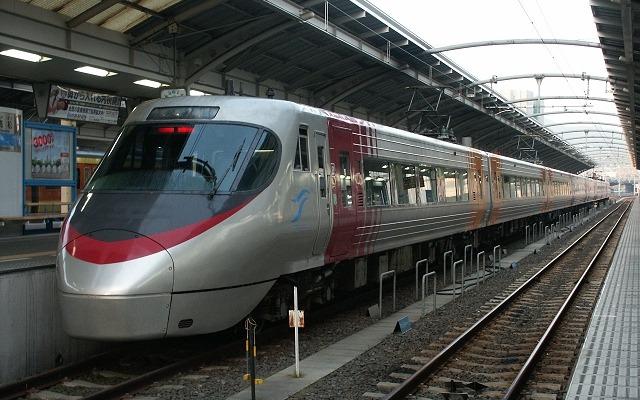 JR四国が9月6・7日に設定する「定期券de乗り放題きっぷ」は、定期券利用者限定の全線フリー切符。特急・普通列車の普通車自由席が利用できる。