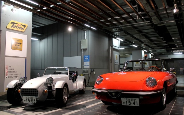 ウエストフィールド・スーパー7（左）とアルファロメオ・スパイダー（右）