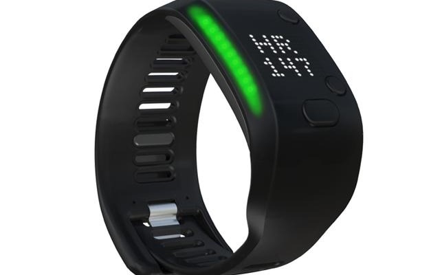 リストバンド型のフィットネス端末「miCoach FIT SMART」。日本での価格は23,000円（税抜）