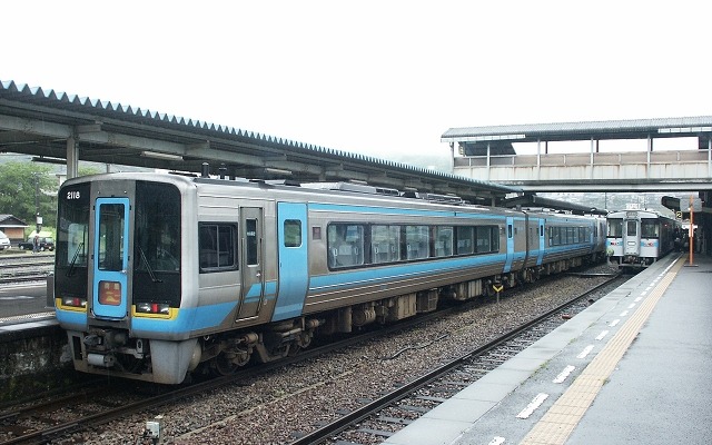 土讃線は引き続き大歩危～土佐山田間で運転見合わせ。前後の一部区間も普通列車のみ運転されている。写真は2006年5月の阿波池田駅で、このときも大雨の影響で特急列車は阿波池田駅まで運転され、阿波池田～高知間はバスによる代行輸送が実施された。