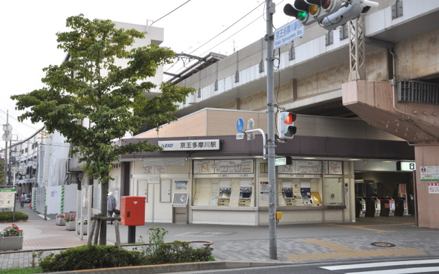 8月24日に開かれる花火大会にあわせ特急が臨時停車する京王相模原線の京王多摩川駅。