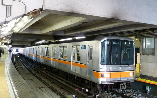 東京メトロは神宮外苑で行われる花火大会に合わせて列車を増発する。写真は銀座線の01系。