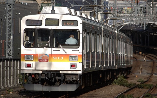 東急は8月23日に開催される多摩川の花火大会に合わせ、田園都市線と大井町線で臨時ダイヤでの運転を行う。写真は大井町線を走る9000系電車