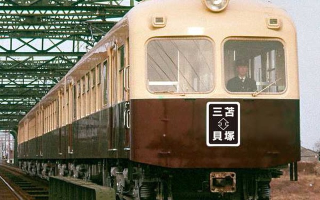 西鉄は313形の旧塗装車を使用した親子ツアーを8月30日に実施。先頭部にツアー限定のオリジナル方向板を掲出する。