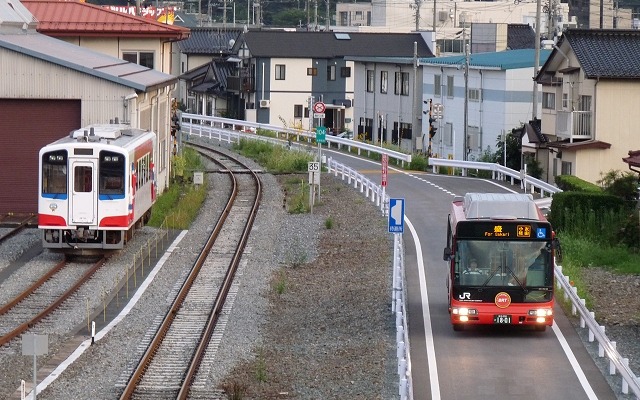 大船渡線の線路敷地を改築した専用道を走る大船渡線BRTのバス（右）。専用道は小友～盛間などに整備されたが、新たに気仙沼～鹿折唐桑間の線路敷地も専用道化することになった。