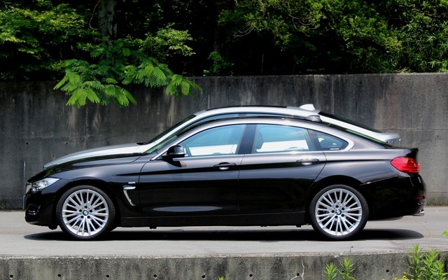 BMW・4シリーズグランクーペ（手前）と3シリーズグランツーリスモ（奥）