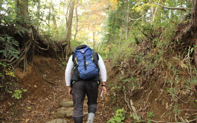 3種の神器と同様に重要なのが、登山の際の服選び。そのポイントは「素材」と「重ね着」にある。
