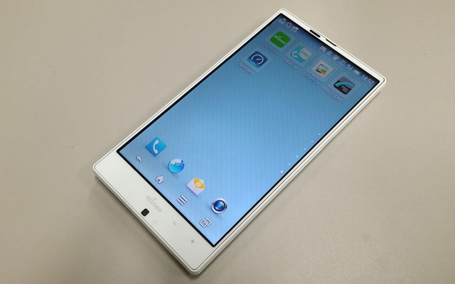 シャープ製のmineoオリジナル端末「AQUOS SERIE」。auのAQUOS SERIE SHL25と同等品
