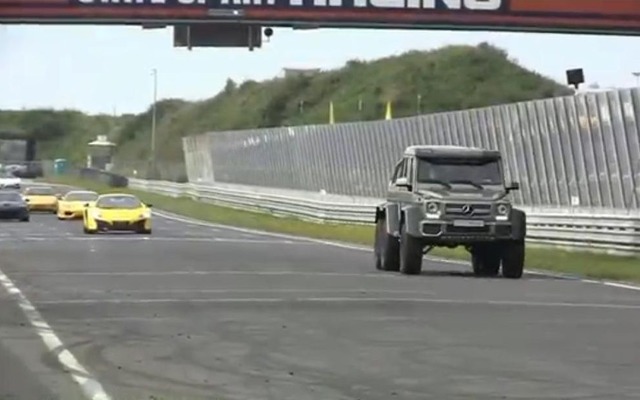 スーパーカーを従えて、オランダのサーキットを走行するメルセデスベンツ G63 AMG 6×6