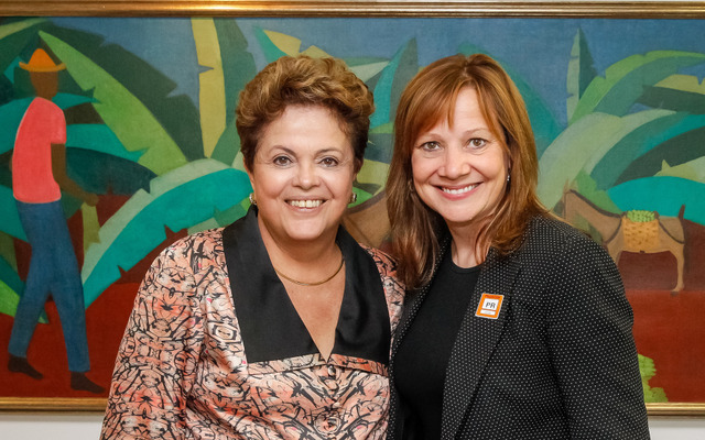 ブラジルのジルマ・ルセフ大統領とGMのメアリー・バーラCEO