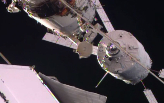 ISSの「ズヴェズダ」に接近するATV5号機（出典：JAXA／NASA）