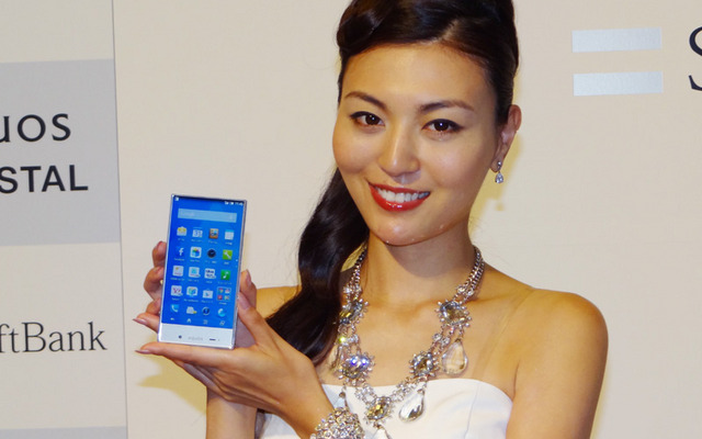 ソフトバンクとスプリントが初めて共同開発した「AQUOS CRYSTAL」シリーズを発表