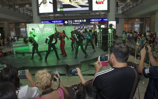 香港国際空港ターミナル内でのパフォーマンス1