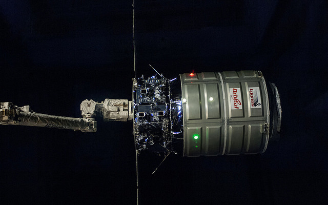 ハーモニーから取り外されたシグナス補給船運用2号機（出典：JAXA／NASA）