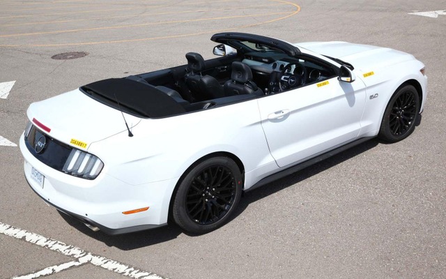 新型フォード マスタングの右ハンドル プロトタイプ車
