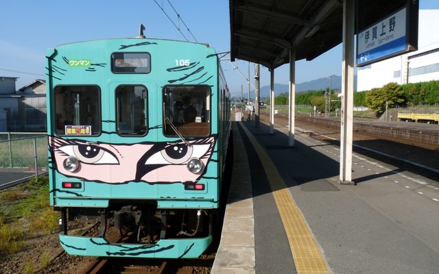 伊賀鉄道は9月21日にダイヤ改正を実施。伊賀上野～上野市間では列車の増発などを行う。写真は伊賀上野駅で発車を待つ伊賀鉄道の列車。